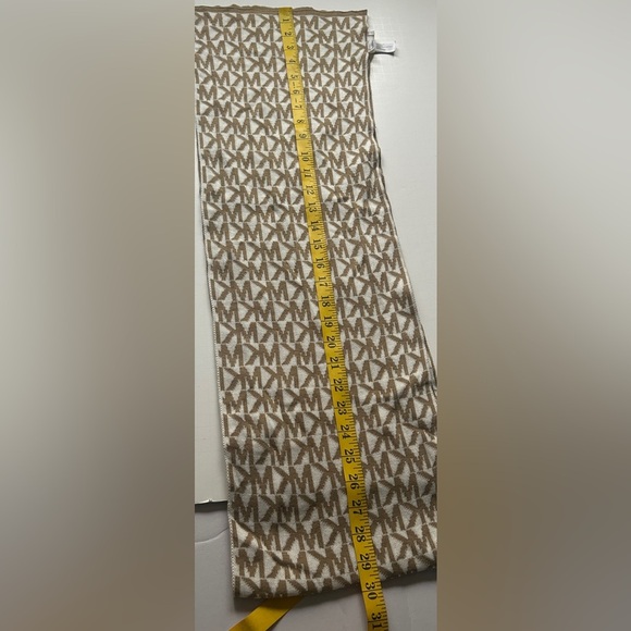 Michael Kors Scarf MK Monogram Reversible Knit Logo Tan & White - Picture 4 of 4